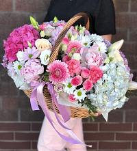 Цветочная композиция из Розы, Хризантемы, Пионы и Лизиантусы в корзине в Ленино Республика Крым